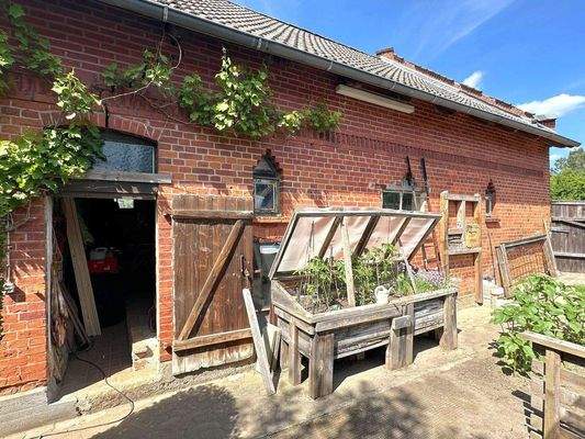 Nebengebäude mit Garage