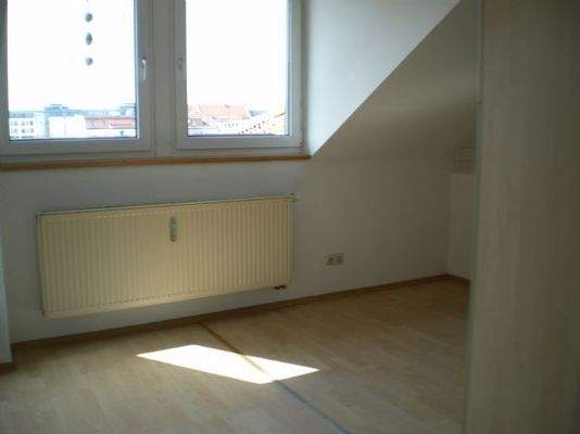 Wohnzimmer mit offener Küche