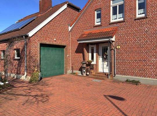 Auffahrt und Eingangsbereich