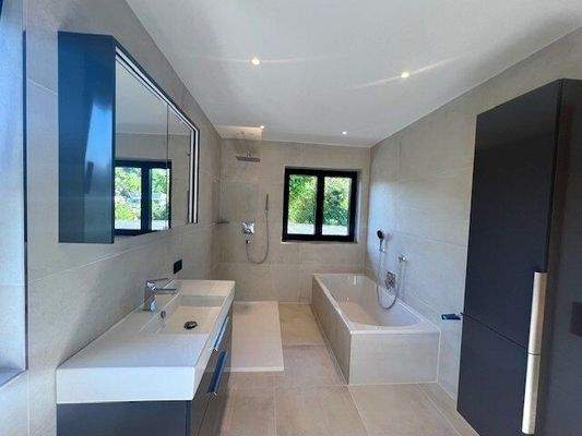 großzügiges Badezimmer mit Dusche und Badewanne