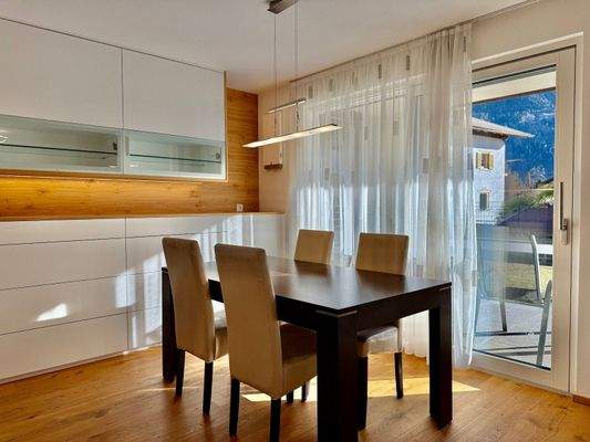 DE | Neuwertige 4-Zimmer-Maisonette in Rabland! 165 m² Garten, 2 Terrassen, Balkon, vollmöbliert, 3 Parkplätze – jetzt besichtigen! IT | Duplex 4 locali come nuovo a Rablà! Giardino 165 m², 2 terrazze, balcone, arredato, 3 posti auto – visita ora! EN | Li