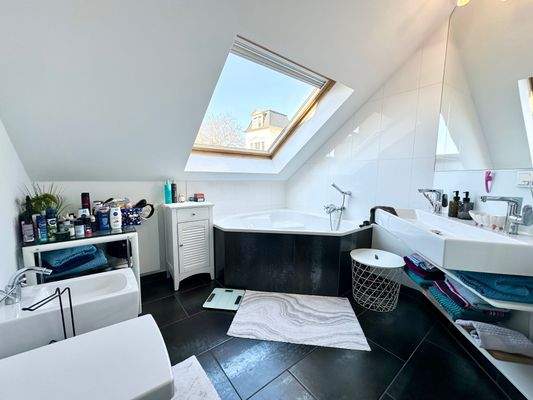 großes Bad im Dachgeschoss