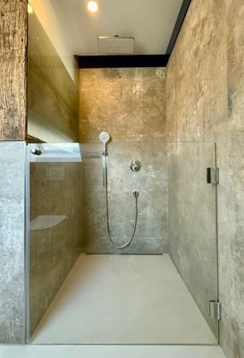 Großzügige Dusche