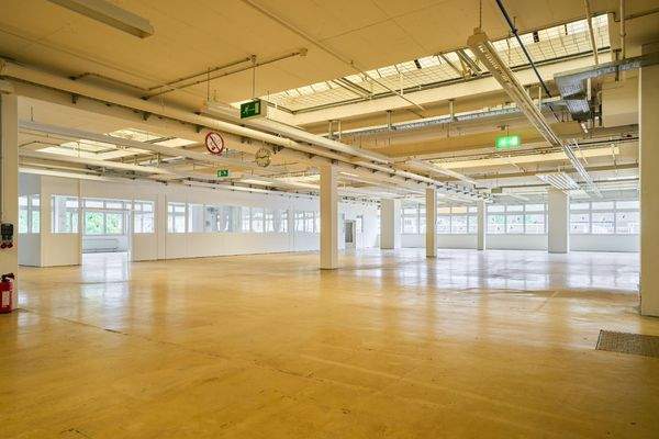 Vielfältige Produktionshalle mit Büros und großzügigen Mitarbeit