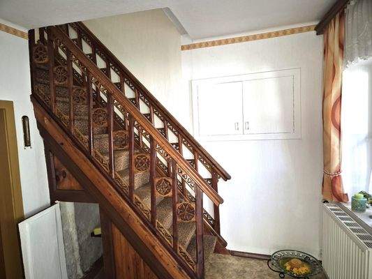 Stiege mit kunstvollen Schnitzereien
