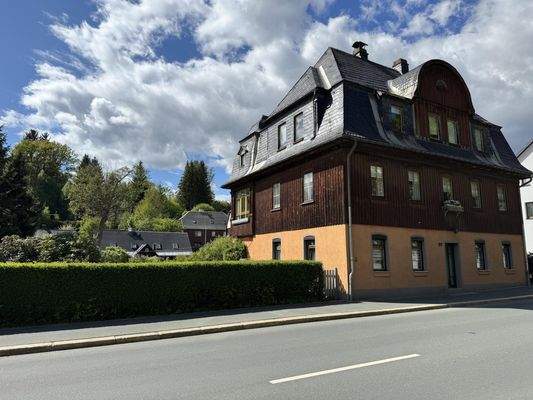 Hausansicht Straßenseite seitlich