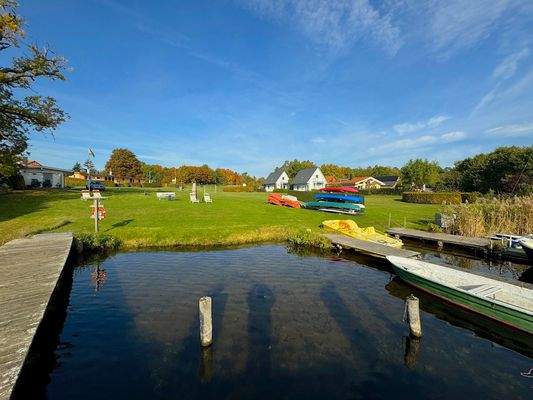 Blick vom Ufer auf das Grundstück