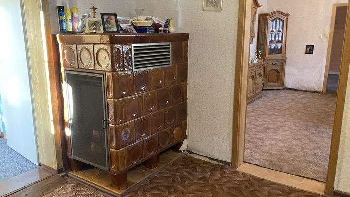 kleines Wohnzimmer mit Kachelofen