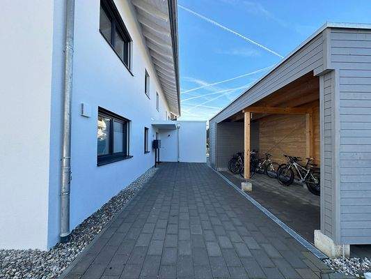 Zugang zum Haus mit Carport für Fahrräder