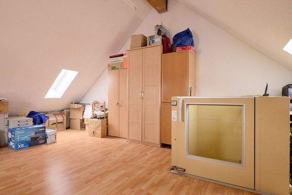 DG mit Aufzug und Treppenaufgang