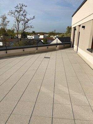 Balkon mit Blick über die Dächer der Wohnanlage