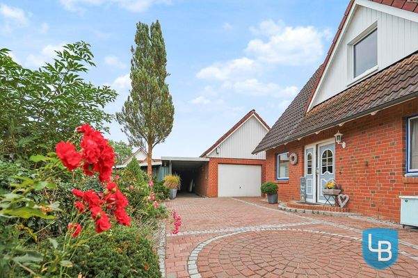 Hauseingang, Garage und Carport