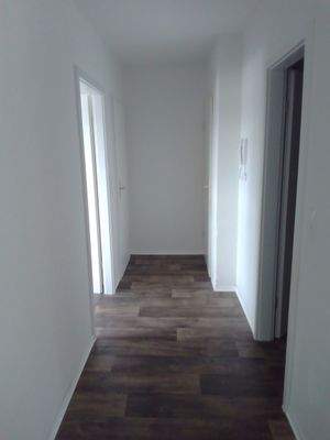 Heller Flur mit Türen