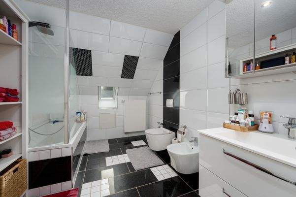 Badezimmer 1 mit Duschbadewanne Nebengebäude