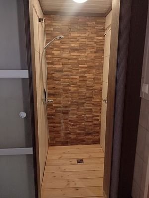 Dusche im Badezimmer 
