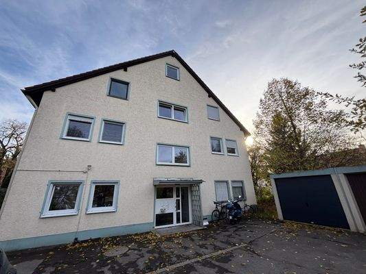Haus Eingang  inkl. graue Garage