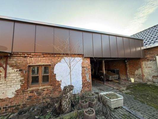 Carport und Nebengebäude