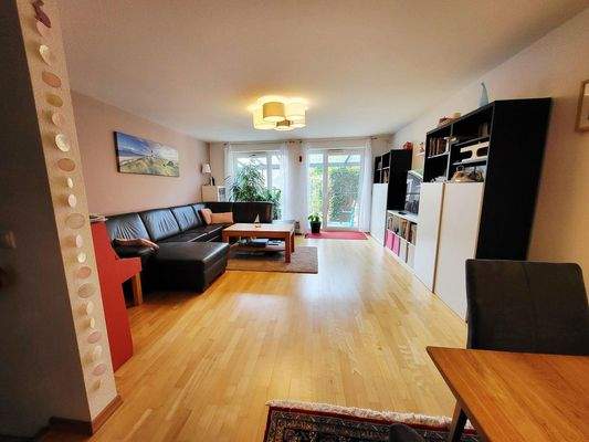 Wohnzimmer mit Blick in Garten