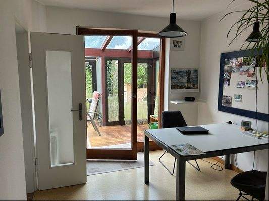 Essecke und Zugang zum Wintergarten