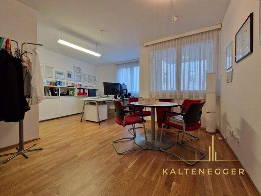 Zimmer ca. 21,44 m² mit Ausgang auf die Loggia