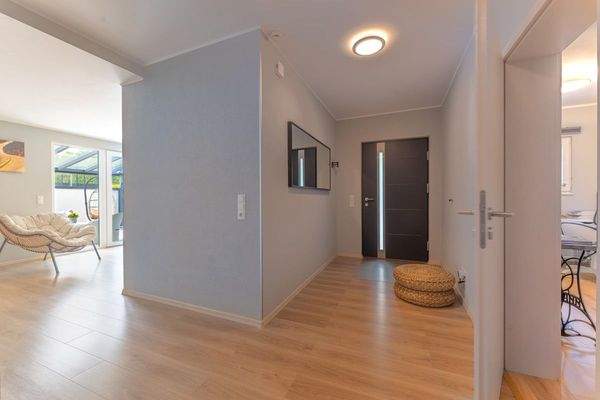 Flur im Erdgeschoss mit zweitem Eingang