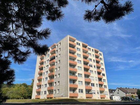 Wohnhaus am Feldrand und stadt