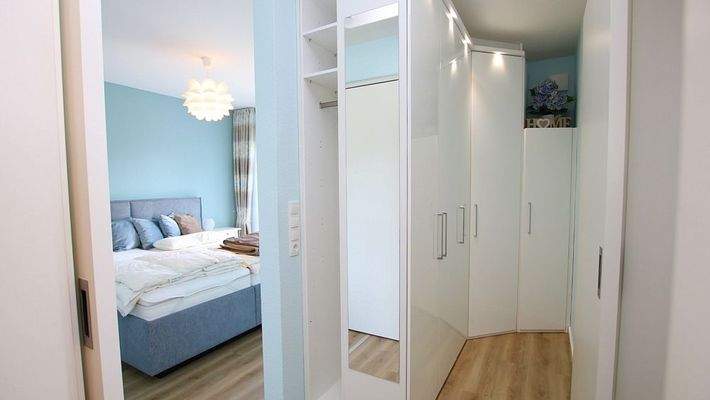 Blick von der Ankleide zum Schlafzimmer