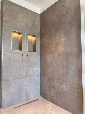 Whg 08 Bad bodeniefe Dusche Ablagen Licht.JPG