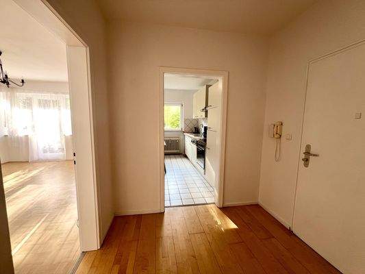 Blick in Küche und Wohnzimmer