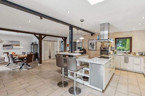 Moderne, offene Küche mit Essbereich