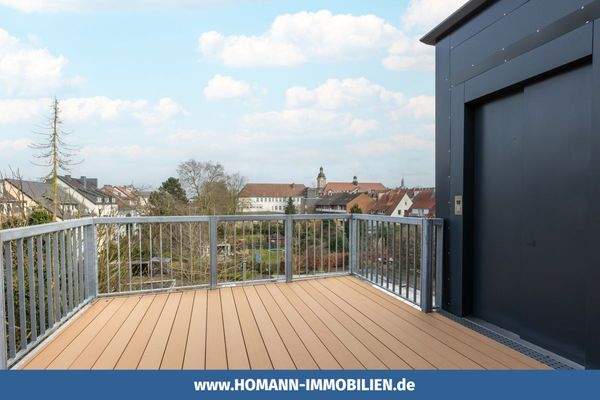 Der traumhafte Ausblick vom großzügigen Balkon mit eigenem Aufzugszugang