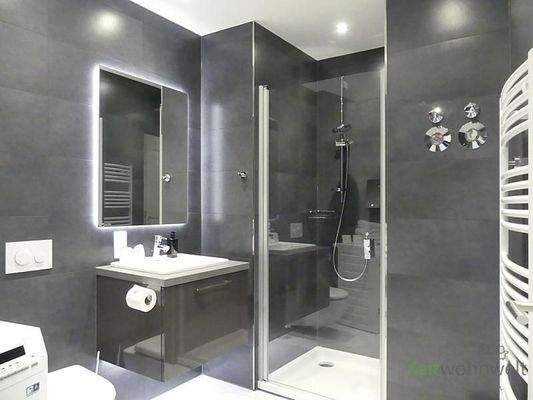 vorderes Bad mit Dusche