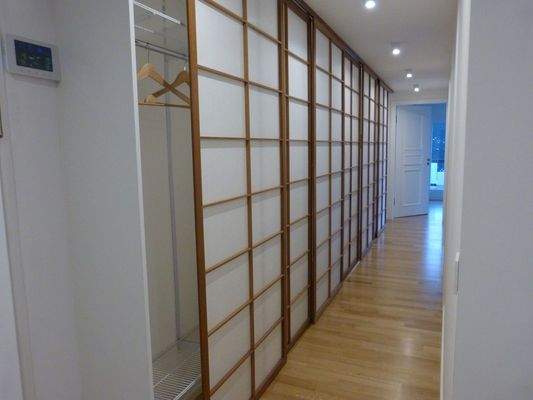 Flur mit Shoji-Schränken