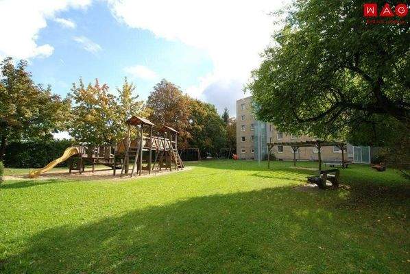 Außenansicht mit Spielplatz