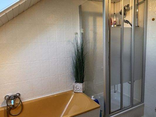 ... mit Dusche und Badewanne