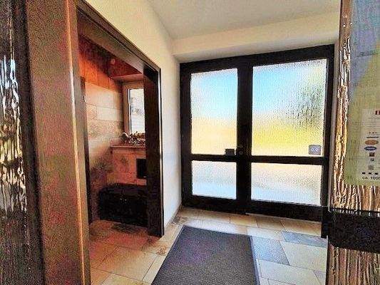 Eingangsbereich mit Garderobe und Gäste-WC.jpg