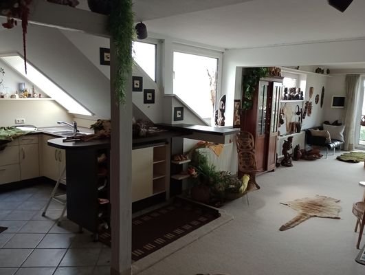 Eingangsbereich mit Wohnzimmer und offener Küche