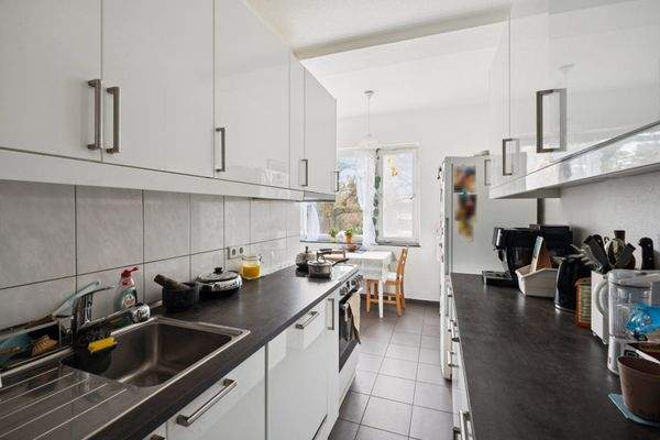 Die zweckmäßig eingerichtete Küche bietet ausreichend Platz für die ganze Familie