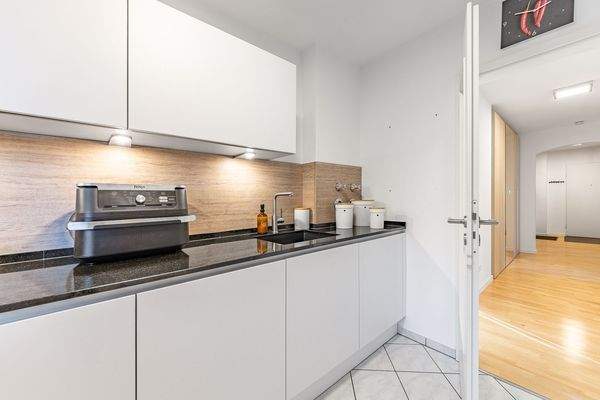 Küche mit Schränke