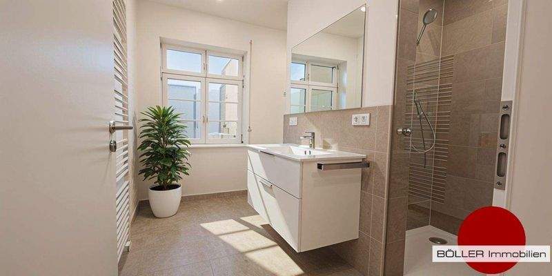 Modernes Badezimmer mit Fenster!