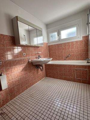 Tageslichtbad mit Badewanne und Waschmaschinenanschluss