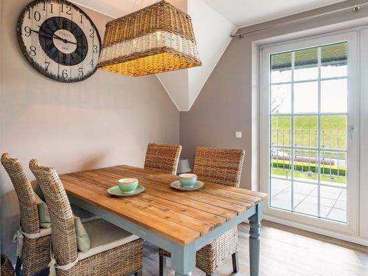 Esszimmer mit Balkonzugang