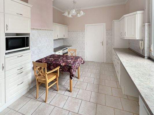 große Wohnküche mit Speisekammer (II)