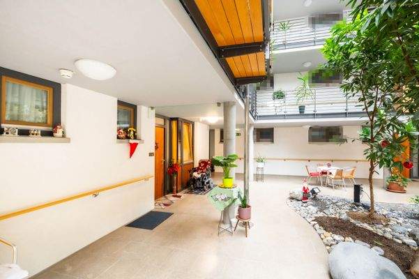 Wohnungseingang im Atrium