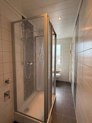 Badezimmer mit Dusche und WM-Anschluss
