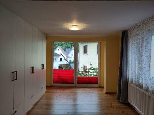 Schlafzimmer mit Einbauschrank OG