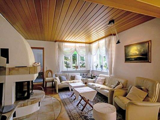 Gemütliche Atmosphäre im Wohnzimmer mit Kamin