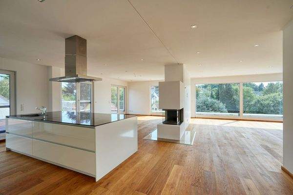 Kochinsel und Wohnbereich – Originalaufnahme