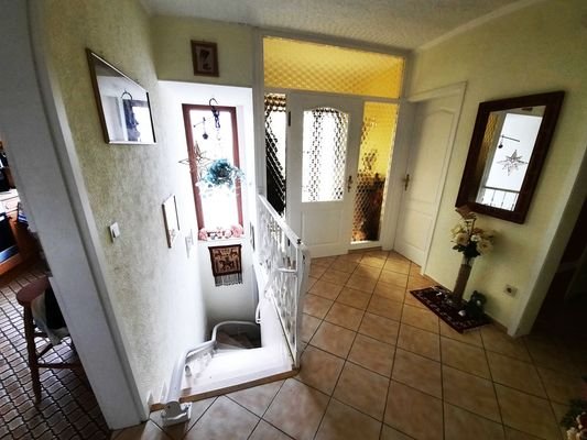 Eingangsbereich mit Treppe/Treppenlifter ins UG.jpg