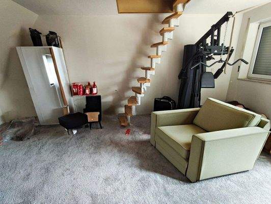 Balkonzimmer mit Zugang Spitzboden